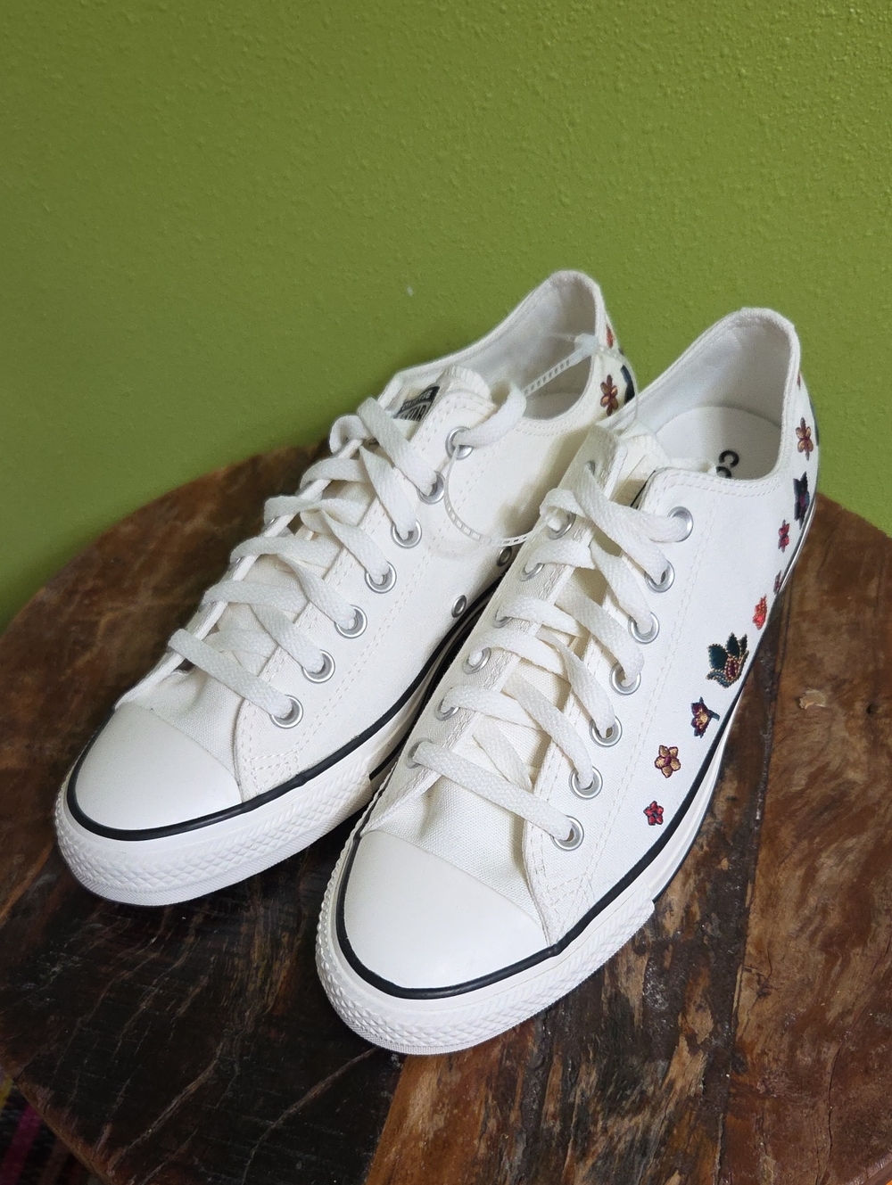 Authentic Converse All Stars Laced Up Shoes Sneakers White Floral Embroidered.